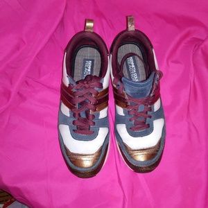 Reaction tennis shoes